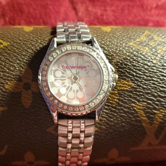 Tupperware Women's Watch Silver & Crystals Logo‎ Face New Battery - Picture 1 of 7